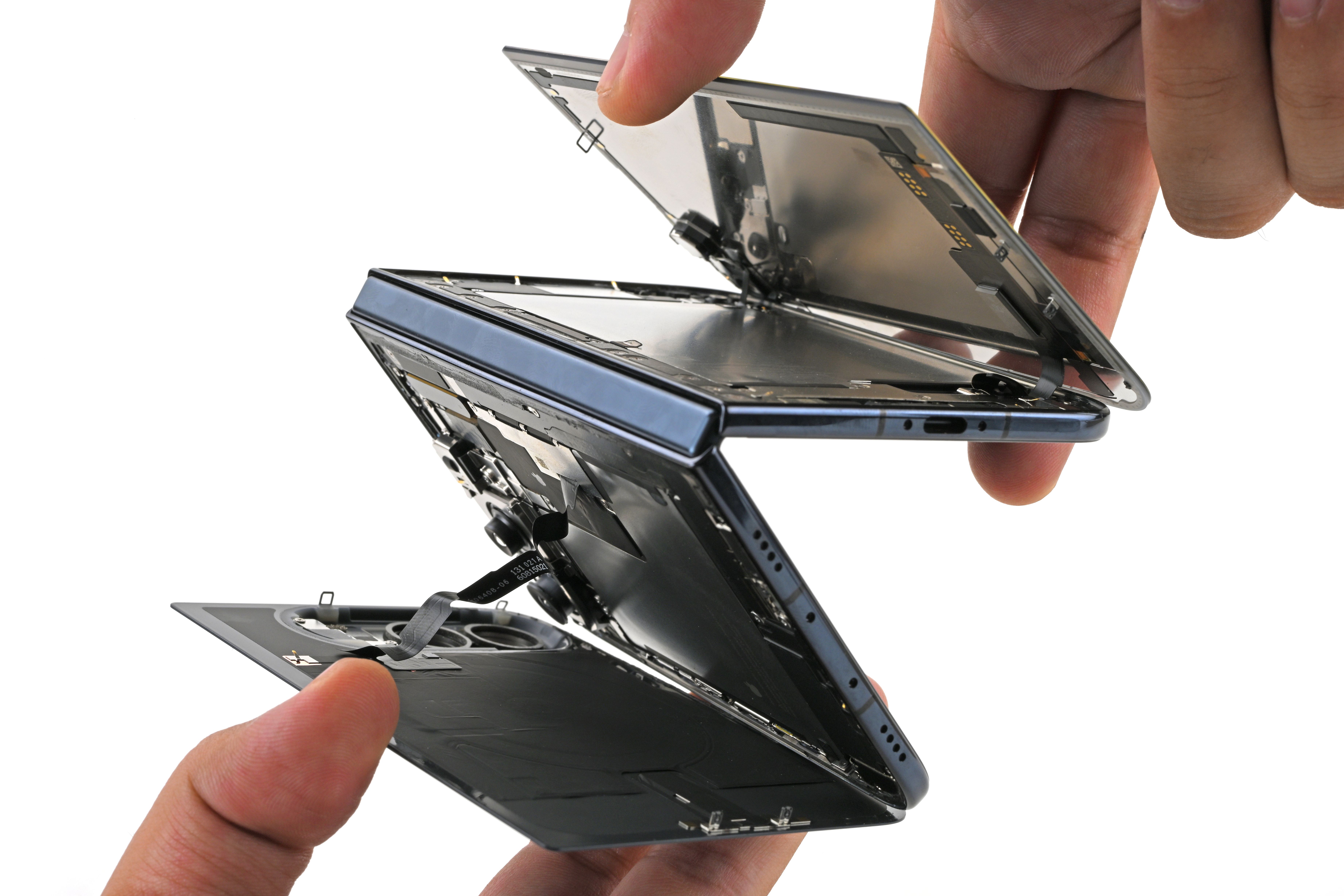 Some iPhone Duo Models Are Breaking. iFixit’s Teardown Might Explain Why — Wired, São Paulo Business news